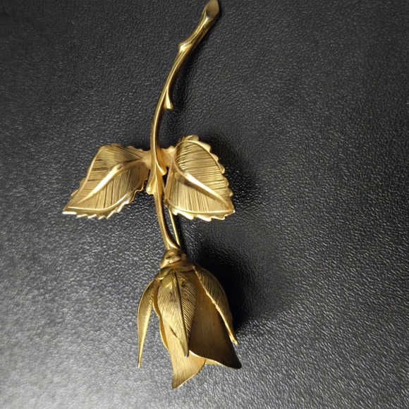 Vtg Feminine Gold Tone Rose Brooch Flower 3D Leaves Branch Stem Dainty Pin - Picture 8 of 10